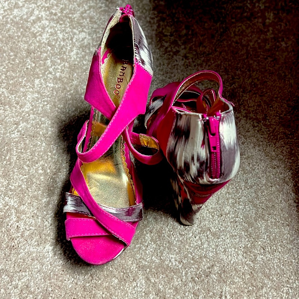 Wedged shoes